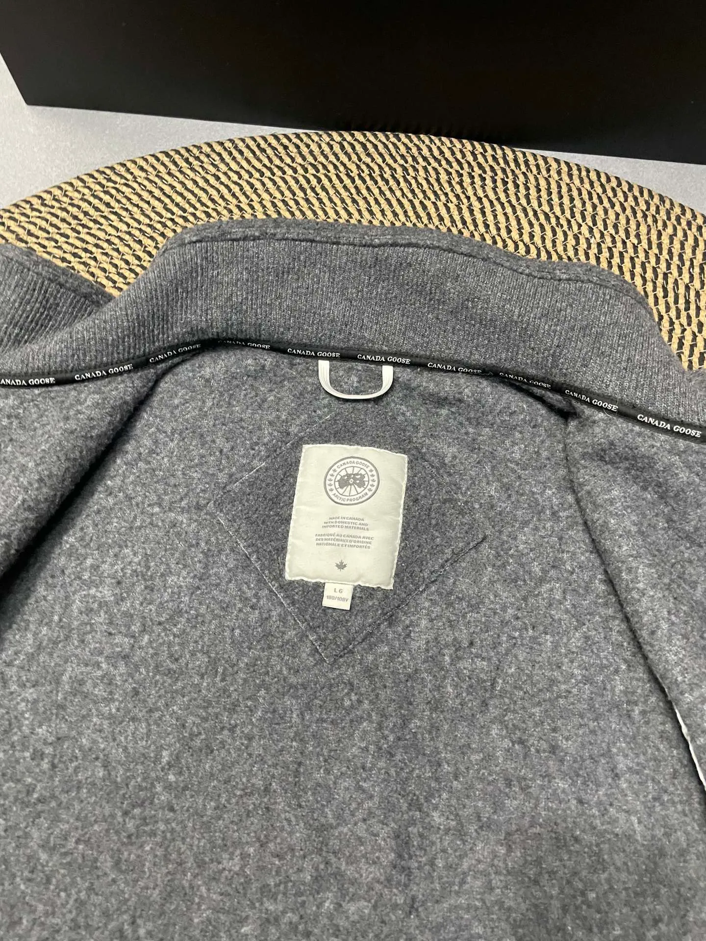 P600 Black CANADA GOOSE/Canada Goose Autumn and Winter Couple's Fleece Vest Jacket 🔘Color: Black Gray Khaki Highest version Original fabric High version High quality) ⚠All details Fabric accessories craftsmanship (all 1:1 passed inspection) (The owner is a "detail monster" so the goods he makes also pay attention to details) 1⃣ Distinguish the wrong version of market goods: all go single line ❌ Our genuine 1:1 special machine presses the line (high requirements for machine workers) 2⃣ Differentiates the market from drawings and making goods. Fabric color difference is too big. You get what you pay for, not fast food. 3⃣ Differentiates the market from low-end versions to receive labels, hang tags, and wash labels. All our accessories are custom-made (approved level) 4⃣ Differentiates the market from the detail-free workmanship❌ Our workmanship: neckline, shoulder line, armholes, cuffs, hem (In order to increase the cost, we must also restore the original product: yoke taping, double needle threading🔍) Size: S-XXL